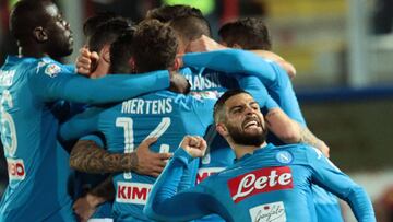 Napoli&#039;s Slovakian midfielder Marek Hamsik (R) celebrates with teammates after scoring a goal during the Italian Serie A football match FC Crotone versus SSC Napoli on December 29, 2017 at the Ezio Scida Stadium in Crotone. / AFP PHOTO / CARLO HERMANN