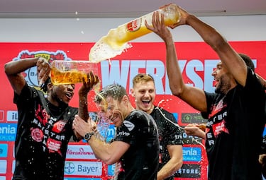 Los jugadores del Bayer Leverkusen bañan en cerveza a Xabi Alonso en la rueda de prensa y tras conseguir el histórico primer título en la Bundesliga.