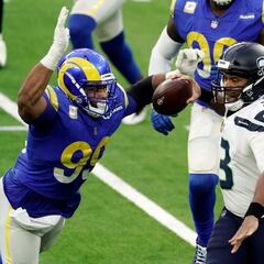 Los quarterbacks que sufrieron más capturas de Aaron Donald