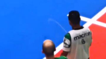 El jugador del Sporting de Portugal Deo arroja agua a la pista durante el cuarto partido de la final de la Liga de Fútbol Sala de Portugal ante el Benfica.