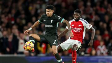 London (United Kingdom), 27/10/2024.- Thomas Partey of Arsenal (R) and Luis Diaz of Liverpool (L) in action during the English Premier League soccer match between Arsenal FC and Liverpool FC, in London, Britain, 27 October 2024. (Reino Unido, Londres) EFE/EPA/NEIL HALL EDITORIAL USE ONLY. No use with unauthorized audio, video, data, fixture lists, club/league logos, 'live' services or NFTs. Online in-match use limited to 120 images, no video emulation. No use in betting, games or single club/league/player publications.