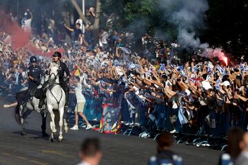 Cientos de seguidores se concentraron para recibir el autobús del Real Madrid antes del partido contra el Manchester City.