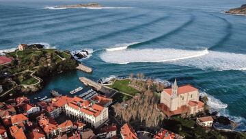 El pueblo de Mundaka (Bizkaia) visto desde el aire, con la m&iacute;tica ola rompiendo de manera espectacular, el 22 de septiembre del 2006, d&iacute;a legendario para el surf europeo. 