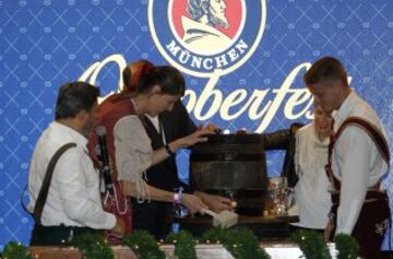 Los deportistas Ruth Beitia y Marcus Walz, oros olímpicos en Río 2016,  durante la inauguración hoy de la Paulaner Oktoberfest que vuelve por tercer año a Madrid, en el Barclaycard Center. 