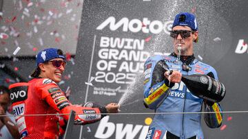 Aldeguer y Márquez en el podio de Austria.