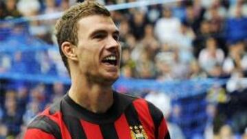 Dzeko marcó cuatro de los cinco goles del Manchester City.