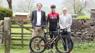 Jim Ratcliffe, Chris Froome y Sir Dave Brailsford posan durante la presentaci&oacute;n del Ineos en The Fountaine Free in Linton, Yorkshire.