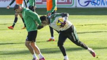 El entrenamiento del Betis en Isla Antilla.