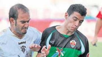 <b>COMPACTO. </b>Ferrón intenta robarle el esférico a Bellvis, ayer en el Carlos Belmonte.