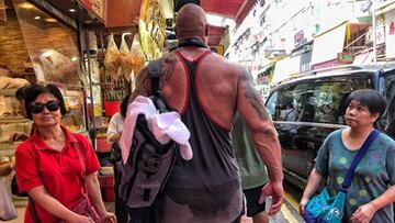 Las caras de la gente en China al ver en la calle a Dwayne Johnson.