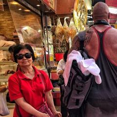 Así reacciona la gente al encontrarse con La Roca por la calle