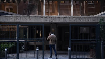 Una persona frente a la sede del Tribunal Constitucional el d¨ªa que se celebra el Pleno extraordinario del Tribunal Constitucional (TC), a 19 de diciembre de 2022, en Madrid (Espa?a). El Tribunal Constitucional (TC) celebra un Pleno extraordinario para abordar el recurso de amparo presentado por el PP donde pide suspender la tramitaci¨®n parlamentaria de dos enmiendas por las que se reforma el sistema de elecci¨®n y llegada al propio TC de los dos candidatos que corresponde nombrar al Consejo General del Poder Judicial (CGPJ), una suspensi¨®n que podr¨ªa eludirse si los magistrados deciden debatir las recusaciones lanzadas por Unidas Podemos (UP). El pleno extraordinario contempla en su orden del d¨ªa la deliberaci¨®n y votaci¨®n sobre la admisi¨®n a tr¨¢mite del recurso 'popular' y las medidas cautelar¨ªsimas reclamadas por el partido pol¨ªtico para impedir que la reforma quede aprobada el pr¨®ximo jueves en el Senado.
19 DICIEMBRE 2022;PLENO EXTRAORDINARIO;TRIBUNAL CONSTITUCIONAL;PARTIDO POPULAR;PP
Fernando S¨¢nchez / Europa Press
19/12/2022