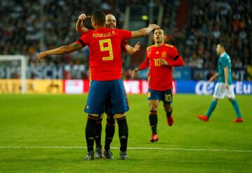 0-1. Rodrigo celebró el primer gol con Iniesta.