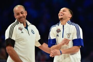 Dell Curry bromeando con su hijo Stephen antes del Shoothing Stars.