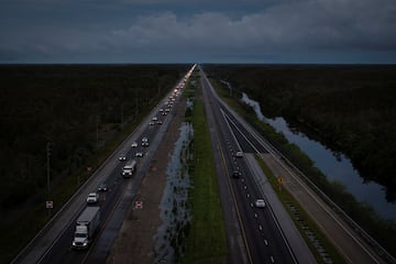 Una vista aérea de un dron muestra a los pasajeros conduciendo hacia el este desde la costa oeste antes de la llegada del huracán Milton, en el marcador de milla 51 en la Interestatal 75, Florida.