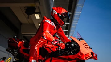 Marc Márquez con la Ducati durante los test de pretemporada de MotoGP en Barcelona.