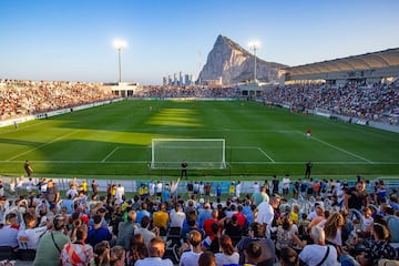 Imponente vista del Ciudad de La Línea. De fondo, La Roca de Gibraltar.