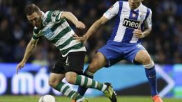 Capel protege el bal&oacute;n ante Otamendi durante un partido en O Dragao.