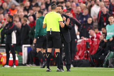 Simeone, es expulsado tras encararse con un aficionado del Liverpool. El ténico se quejó al árbitro que le habían hecho una peineta.