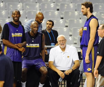 De izquierda a derecha: Kobe Bryant, Lamar Odom, Phil Jackson y Pau Gasol, durante un entreno de Los Angeles Lakers