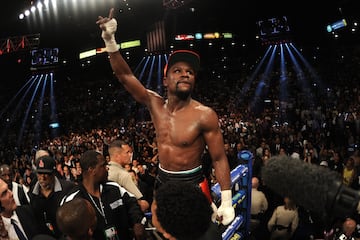 Floyd Mayweather ha desembolsado una gran parte de su fortuna en alza a través de apuestas deportivas a los mejores eventos deportivos del mundo. Una de sus mayores jugadas data de la Superbowl del año 2014 donde se jugó más de diez millones de dólares a los Broncos de Denver, pero la suerte no estuvo de su lado.