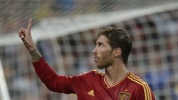 El defensa espa&ntilde;ol Sergio Ramos celebra su gol despu&eacute;s de marcar el penalti en la tanda, que lanz&oacute; a lo Panenka, en la semifinal ante Portugal.