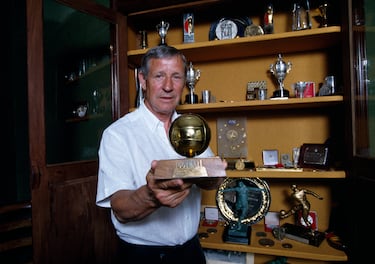 El pionero en esta lista es Rymond Kopa. El delantero fue de las primeras grandes estrellas francesas y una de las piezas claves de aquel Real Madrid ganador de cinco Copas de Europa, de las cuales estuvo presente en tres. Recibe el Balón de Oro en un año en el que gana, como merengue, un doblete de liga y Champions y, con la selección, queda tercero en el Mundial de 1958.