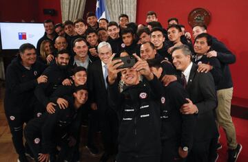 El Presidente de la República, Sebastián Piñera, junto a la Ministra del Deporte, Pauline Kantor, recibe a la Selección Masculina Sub 17 de Fútbol, que clasificó al próximo Mundial de Brasil.