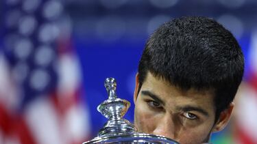 Carlos Alcaraz besa el trofeo como campeón del US Open, su primer Grand Slam.