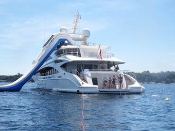 Hace dos a?os, el portugu¨¦s alquil¨® un barco que anteriormente ya hab¨ªa disfrutado Lionel Messi cuyo precio superaba los 130.000 euros semanales, pero en 2019 aument¨® m¨¢s el dinero gastado en este tipo de deseo. Para sus vacaciones en Grecia, el luso desembols¨® m¨¢s de 200.000 euros semanales para que su familia disfrutara de todas las comodidades. Un gigantesco tobog¨¢n hizo las delicias del jugador y de su hijo mayor, y el jacuzzi de la cubierta las de Georgina. El Benetti Africa, adem¨¢s, contaba con gimnasio totalmente equipado, cine y mucho espacio para la diversi¨®n.