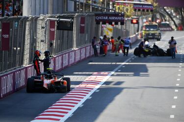 El monoplaza del piloto indio, Kush Maini, el cual salía desde la quinta posición, no pudo arrancar en la salida y se quedó parado en su posición. Algunos de los vehículos que venían detrás pudieron pasarle, pero otros no pudieron reaccionar y hasta tres coches impactaron con el Invicta. Mientras que Oliver Goethe y Rafael Villagómez chocaron fuertemente, Pepe Martí se llevó la imagen más escalofriante y salió volando por los aires.