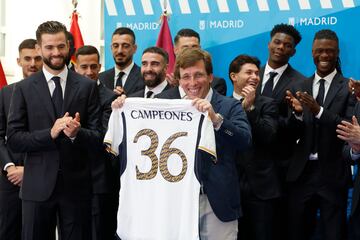 El alcalde de Madrid, José Luis Martínez-Almeida, junto a los jugadores, presidente y cuerpo técnico del Real Madrid en el ayuntamiento de la capital.