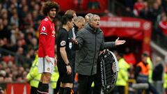 Fellaini y Mourinho, en un partido con el United.