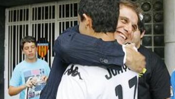 <b>MUY QUERIDO. </b>Los aficionados quisieron despedir en persona a Joaquín a las puertas de Mestalla.