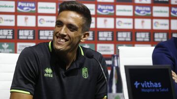 José Antonio Martínez durante su presentación con el Granada.