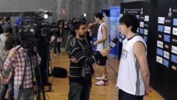 <b>EXPECTACIÓN. </b>Los jugadores del Real Madrid atendieron ayer a unos 40 profesionales de prensa escrita, radio, televisión e Internet, en el polideportivo Valle de las Cañas.