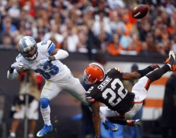 Buster Skrine (22) jugador de los Cleveland Browns y Patrick Edwards (83) de los Detroit Lions.