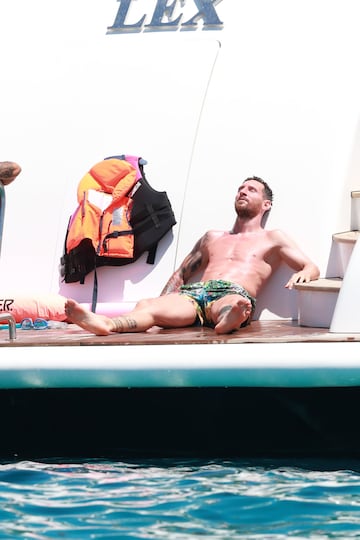 Messi and Suárez enjoy Ibiza holiday with family