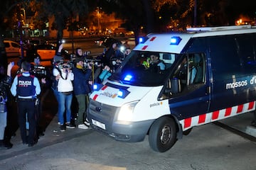 Dani Alves, a su salida los calabozos de la Ciudad de la Justicia hacia la cárcel Brians 1 de Sant Esteve Sesrovires (Barcelona), en enero. 