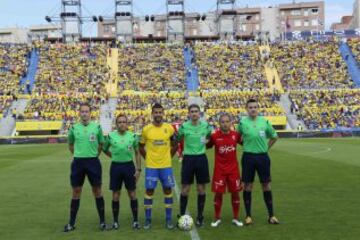 El árbitro Undiano Mallenco acompañado por sus asistentes Díaz Pérez del Palomar y Zancada Lobato, el cuarto árbitro Gadella Kamstra y los capitanes David García y Lora. 