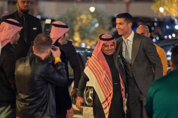 Cristiano Ronaldo saluda al presidente de Al-Nassr, Musalli Al-Muammar antes de la presentación oficial de Cristiano Ronaldo como jugador de Al Nassr en el Mrsool Park Stadium.