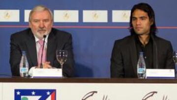 <b>ACTO. </b>Enrique Cerezo, Orlando Sardi, embajador de Colombia, y Falcao presentaron el partido.