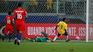 Gabriel Jes&uacute;s anota el segundo gol de Brasil.