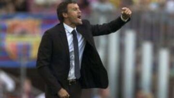 Luis Enrique da órdenes en el partido ante el Granada.