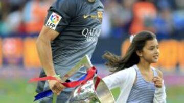 - El guardameta chileno del FC Barcelona, Claudio Bravo, pasea el trofe que les acredita como campeones de liga.