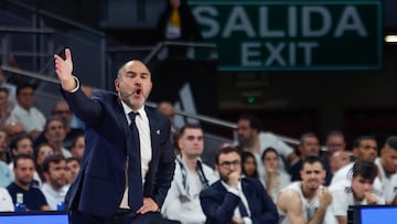 MADRID, 20/06/2025.- El entrenador del Real Madrid Chus Mateo durante el primer partido de la final de la Liga Endesa de baloncesto entre el Real Madrid y el Valencia Basket, este viernes en el Movistar Arena, en Madrid. EFE/ Juanjo Martín