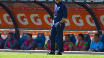 MEXICO CITY, MEXICO - JANUARY 08: Rafael Puente, head coach of Pumas looks on during the 1st round match between Pumas UNAM and FC Juarez as part of the Torneo Clausura 2023 Liga MX at Olimpico Universitario Stadium on January 8, 2023 in Mexico City, Mexico. (Photo by Jaime Lopez/Jam Media/Getty Images)