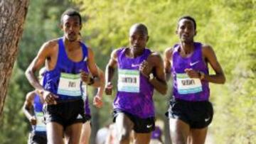 De izquierda a derecha, Tamirat Tola, Thimothy Toroitich y Teklemariam Medhind, en el Cross de Itálica, que ganó Tola.