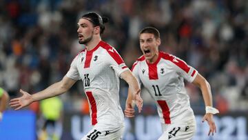 Sazonov y Gagua celebran el segundo gol del partido.