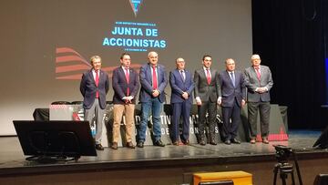 El presidente Alfredo de Miguel (en el centro de la imagen) junto al resto de Consejeros del Mirandés.
